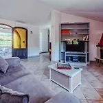 Huge With Stunnig Pool فيلة