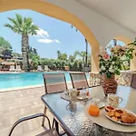 Huge With Stunnig Pool فيلة
