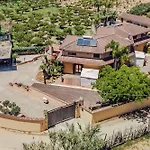 Huge With Stunnig Pool فيلة بارتينيكو