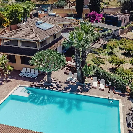 Huge With Stunnig Pool فيلة