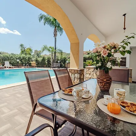 Huge With Stunnig Pool Vila Partinico