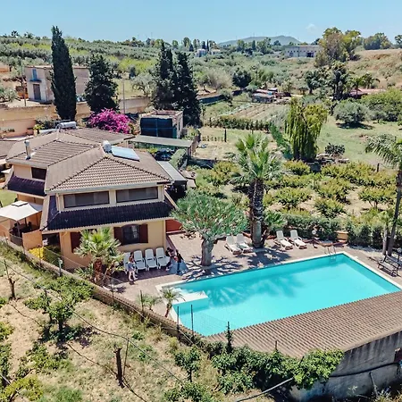 Vila Huge With Stunnig Pool Partinico