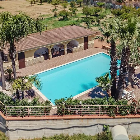 Huge With Stunnig Pool Vila Partinico